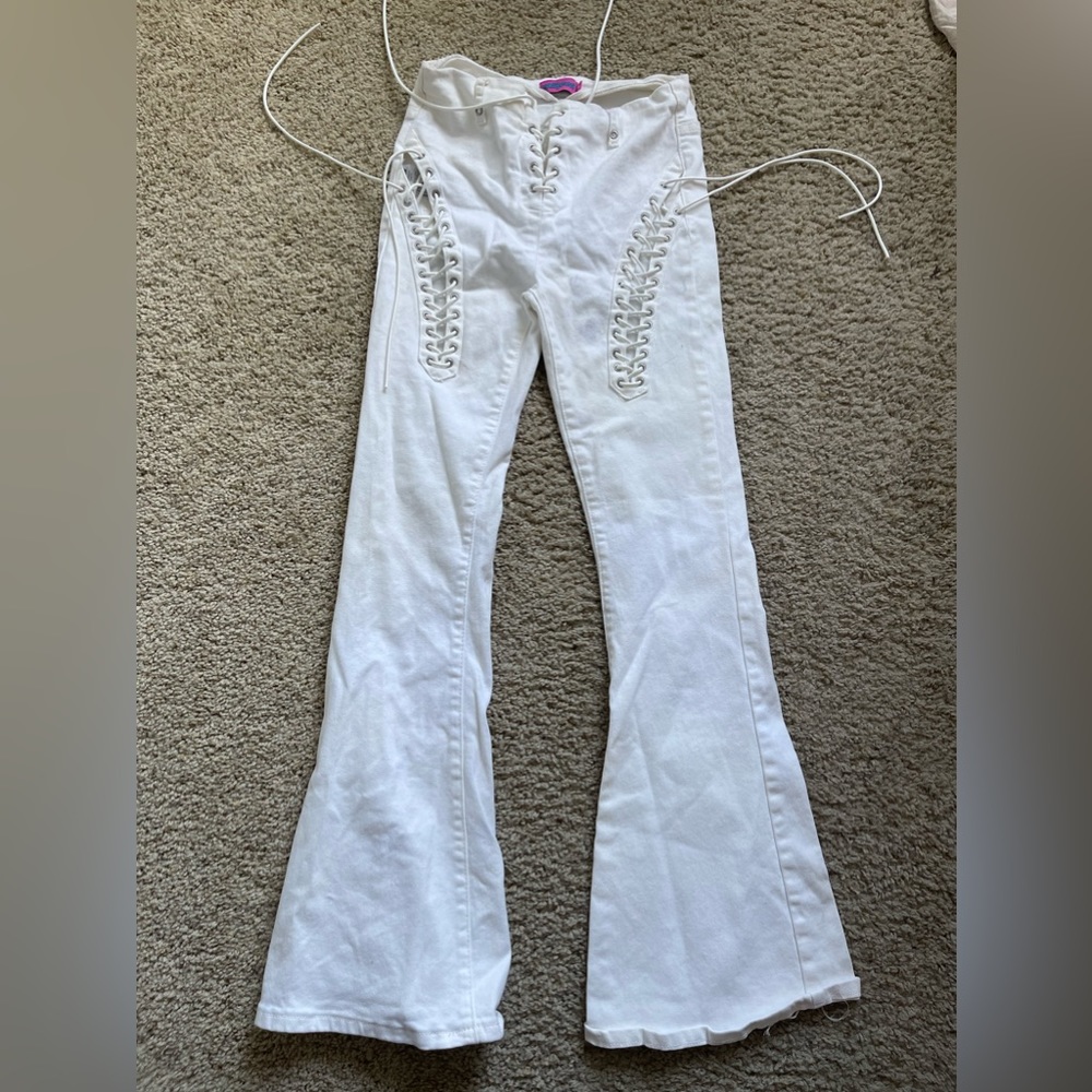 Medium White edikted flared jeans. 🤍